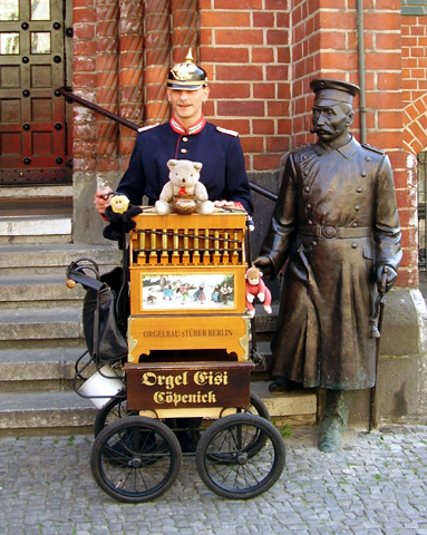 Orgel Eisi vor dem Köpenicker  Rathaus