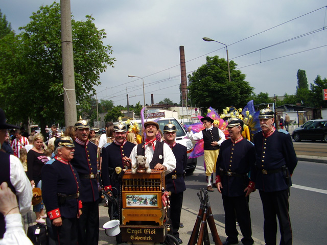 Orgel Eisi mit der Köpenicker Hauptmanngarde